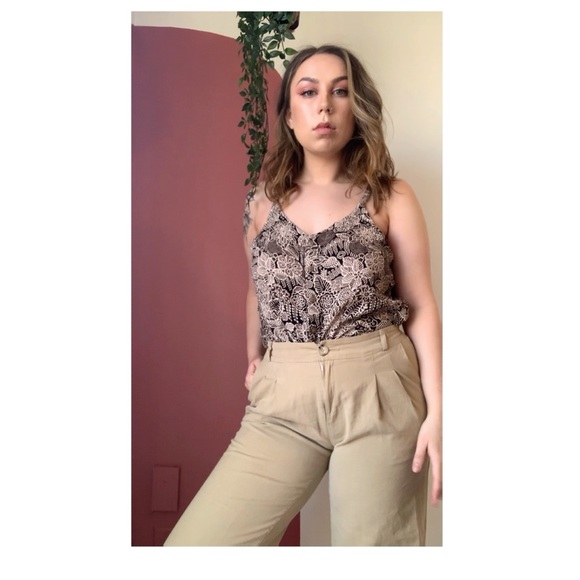 Unique thrifted flowy cropped tank - Picture 2 of 2